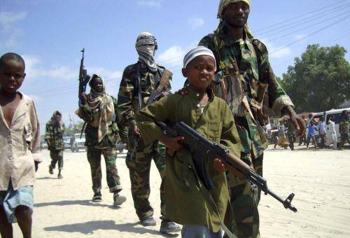 这些人没有接受过教育,为了生存,每家每户都持有一把ak.