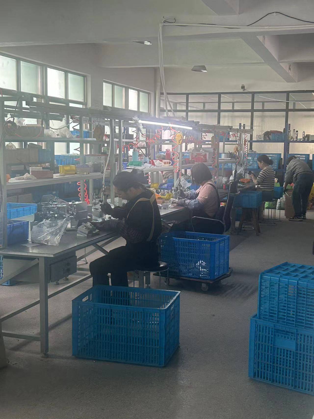 温州惠宏电气是一家专业生产经营高低压柜附件的企业