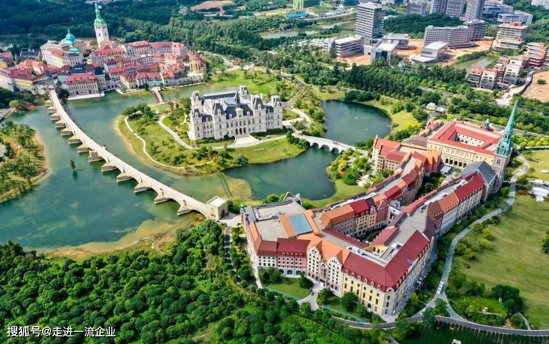 参观华为松山湖溪流背坡村坐落于东莞松山湖湖畔,占地面积1900亩,总