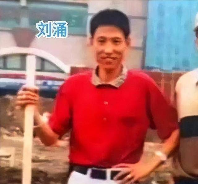 2003年刘涌被押解到殡仪馆抬进死刑执行车行刑过程中神情漠然