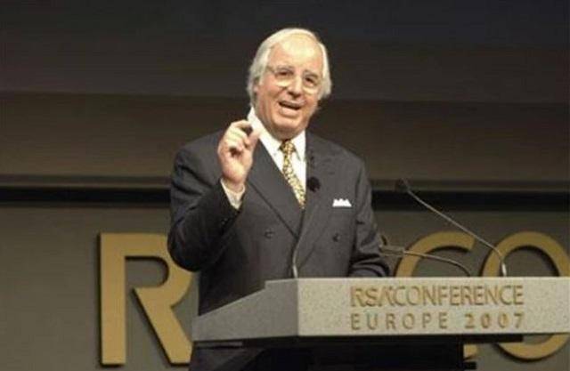 阿巴内尔开始扮成了一名泛美航空的副机长,他假冒了各类证件,年龄被