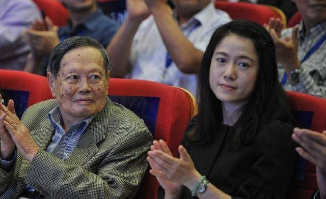 原创99岁杨振宁的旷世爱恋娇妻翁帆17年来杨先生从未放开我的手