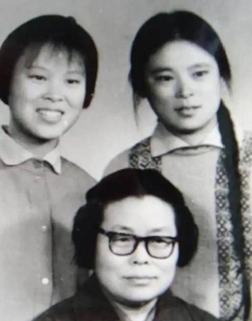 原创原创1941年董边参加口试考官问你喜欢红楼梦哪个人物