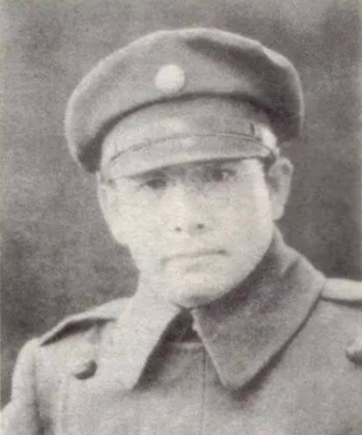 原创张灵甫想吃饺子,妻子亲自下地去割韭菜,张灵甫趁机在脑后开一枪