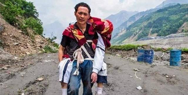 原创原创汶川那个背儿遗体回家的父亲隔年不幸自己父亲摔下百米悬崖