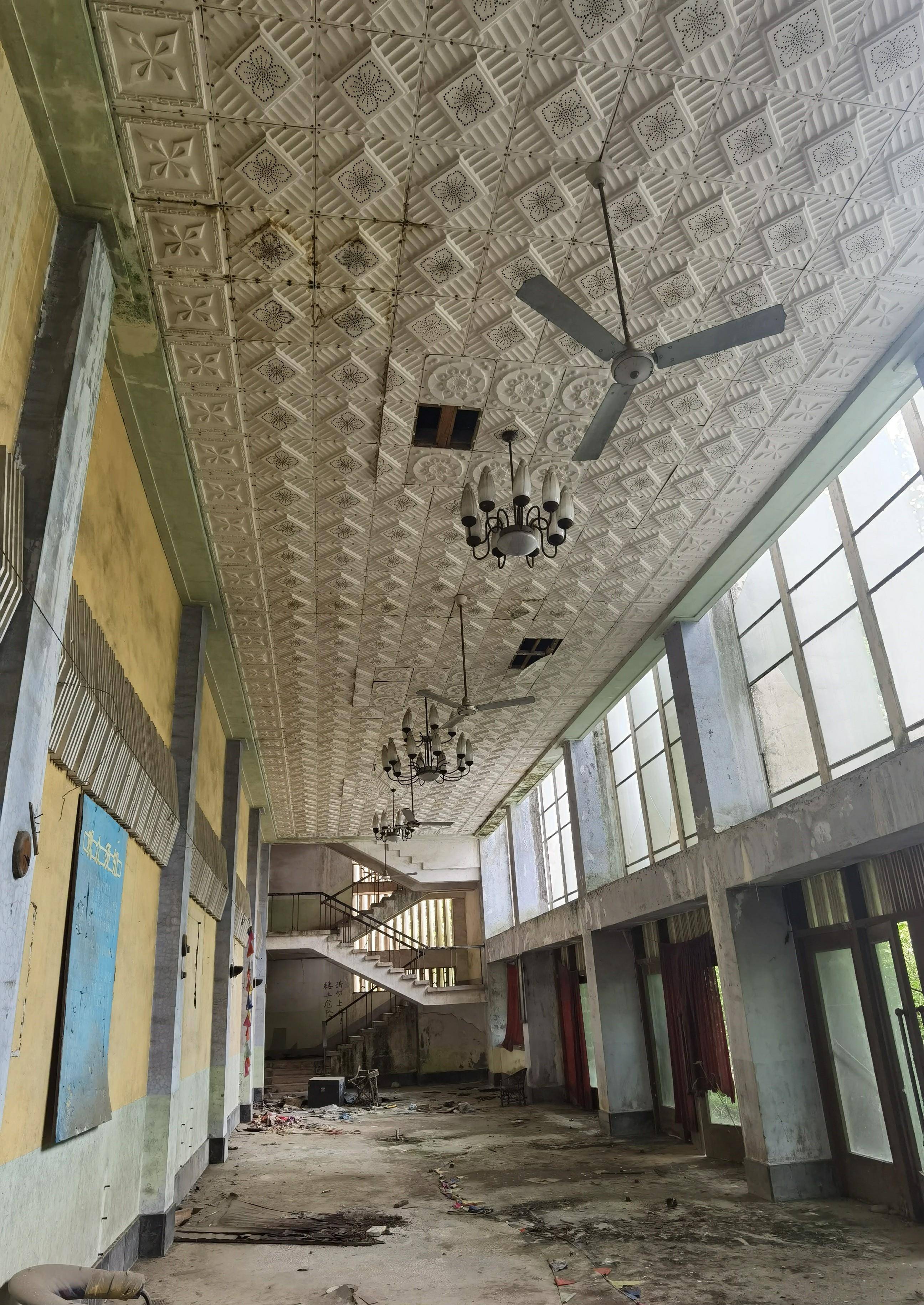 有办公楼,科研楼,还有二三十幢职工宿舍楼,招待所,医院,食堂,子弟校