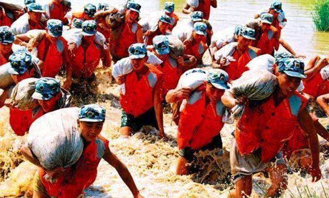 原创原创98年抗洪的感人一幕百姓哭喊求求你们别跳了房子我们不要了