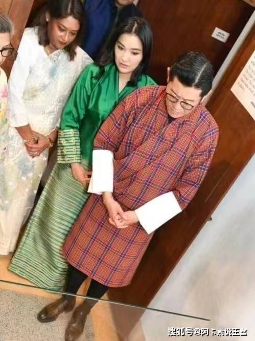 佩玛王后和英国的凯特王妃不同,不丹王室没有条条框框,佩玛一心一意为