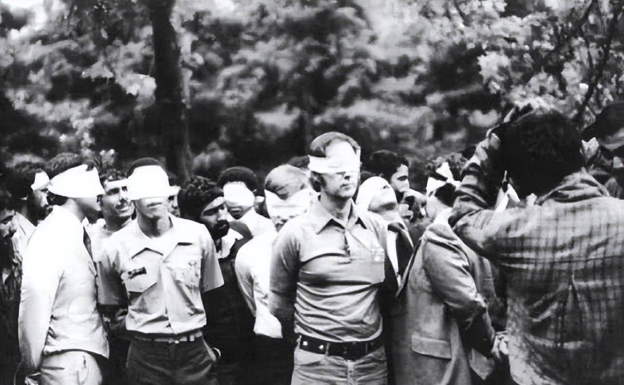79年伊朗攻占美国大使馆,扣押52名人质当筹码,美特种兵营救失败_巴列