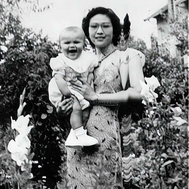 原创1952年28岁名媛瞒着父母嫁80岁法国御医流落异国失声痛哭