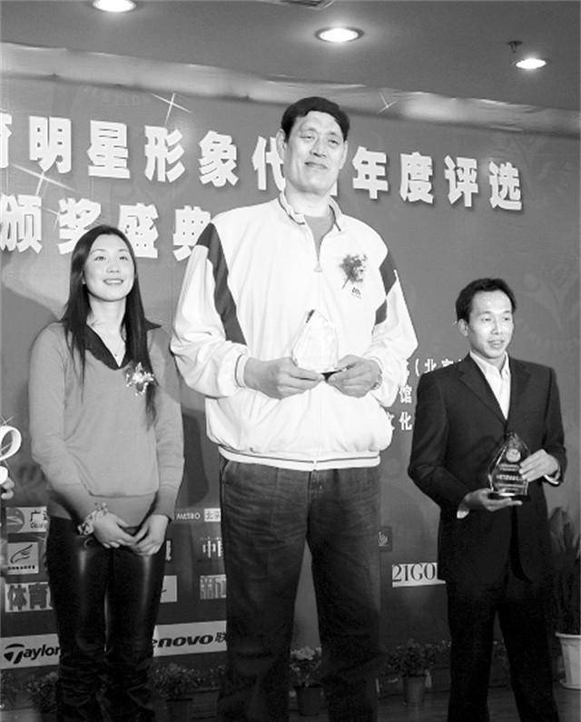 穆铁柱追悼会身盖八一军旗妻儿放声痛哭姚明郑海霞出席