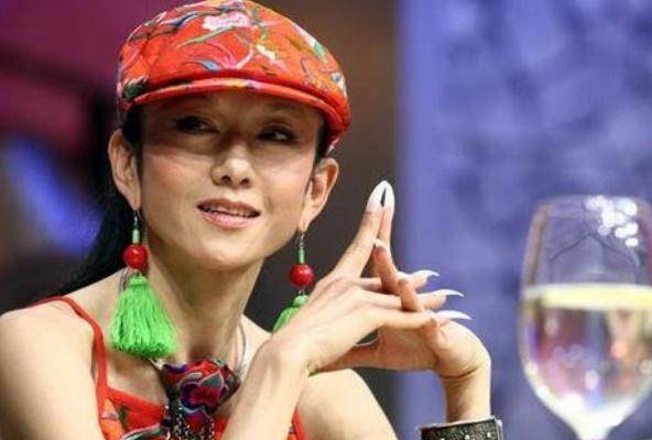 7次上春晚,30年不剪指甲,59岁放弃生育,2次被婚姻抛弃_杨丽萍_舞蹈