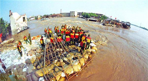 原创98年特大洪水十万百姓跪地求子弟兵别跳房子没你们重要