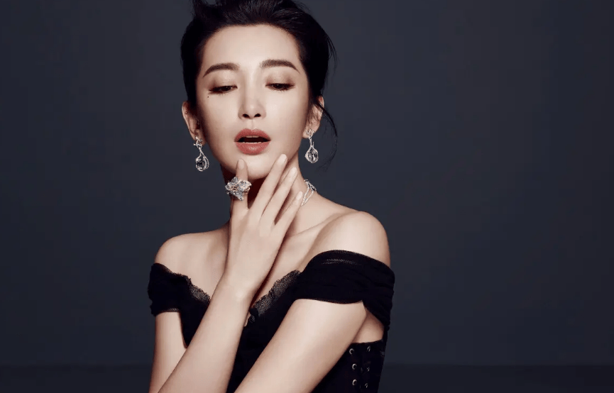 李冰冰:从乡村老师到华谊女星,50岁仍未婚未育,过得怎么样?