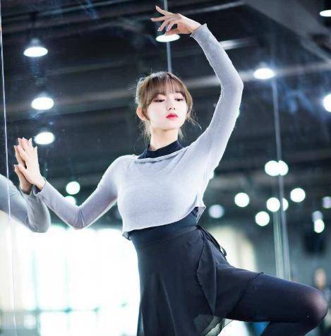 程潇太胖穿不了紧身裤当她换上芭蕾服后网友真人版芭比娃娃