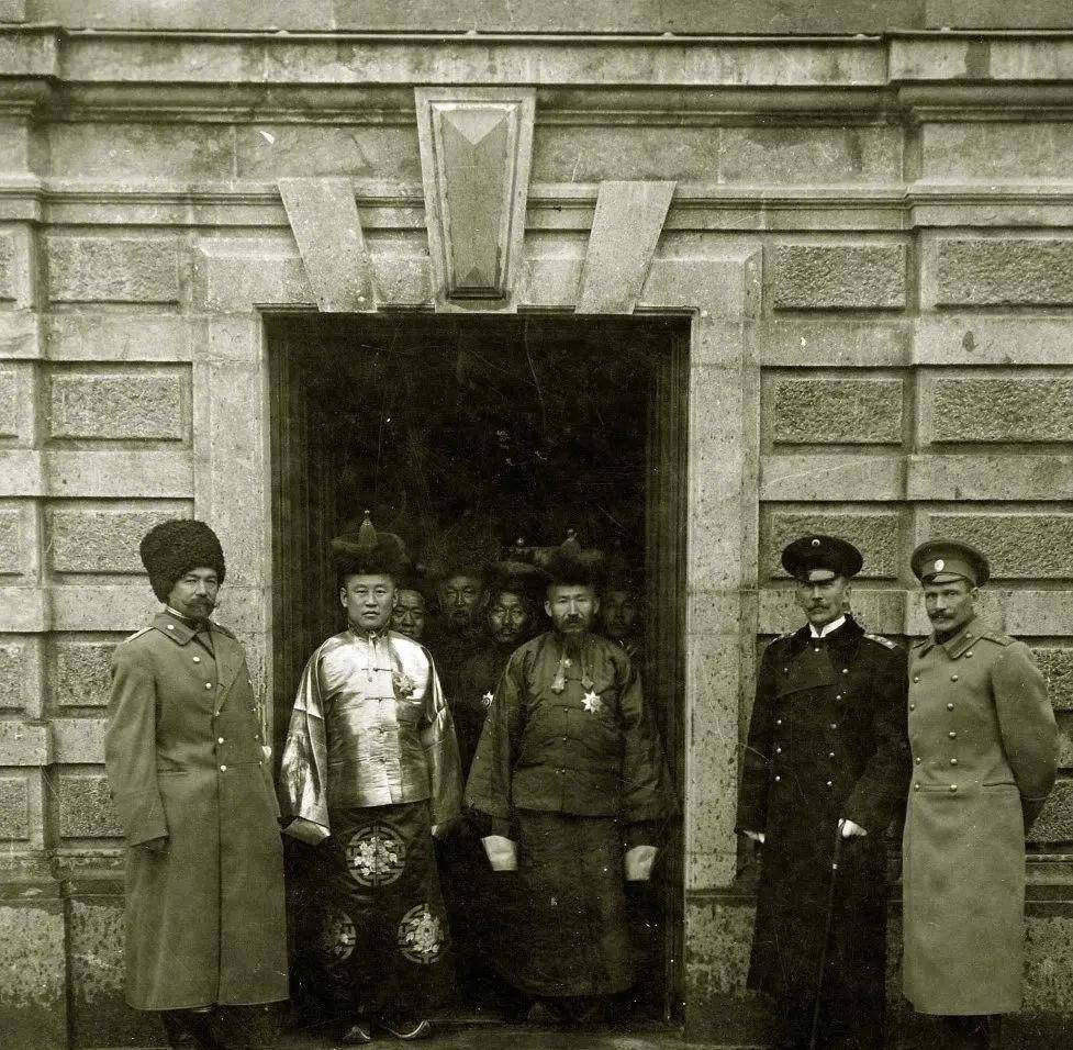 外蒙古赛音诺颜部赛音诺颜旗札萨克和硕亲王那木囊苏伦在圣彼得堡与