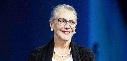 正是来自赫赫有名的沃尔顿家族,爱丽丝是沃尔玛集团创始人山姆·沃尔