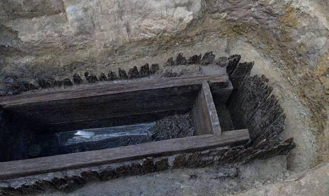 中国古代的墓葬风俗真奇特为何要将死人骨骼染成蓝色