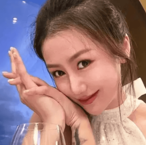 汪峰已经是个年逾不惑的大叔级别人物,但他却依然能够吸引年轻女孩的