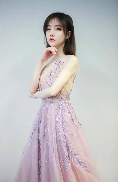 原创阳光下的直播冯提莫在云南的户外直播活动体验