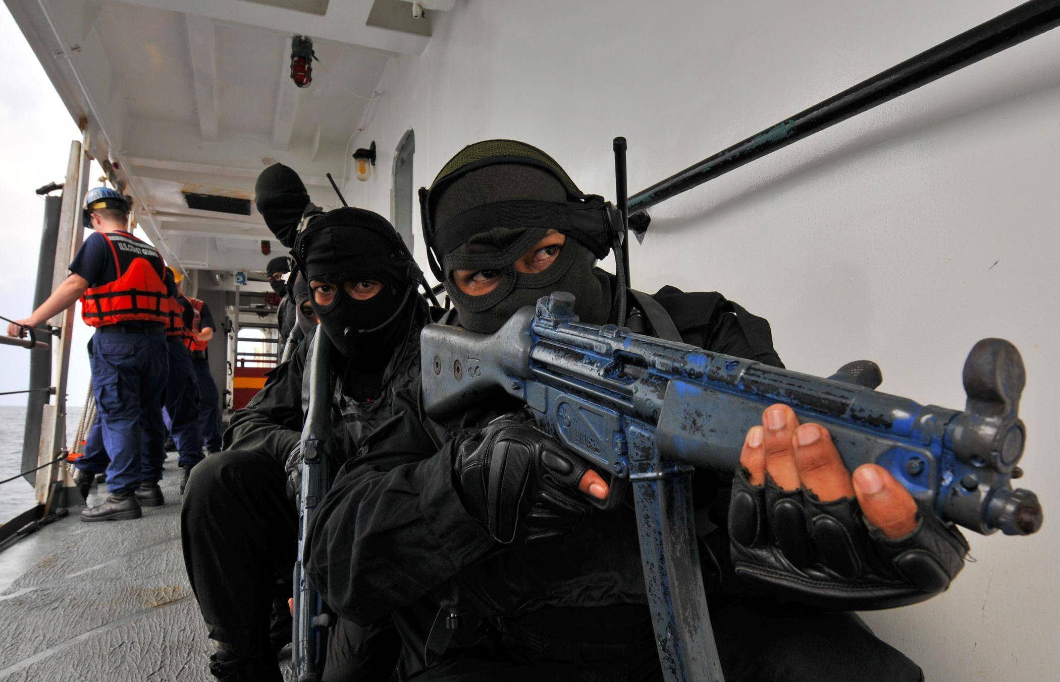 原创原创人质赶快投降我们已将你们包围俄罗斯的反恐部队的简单粗暴