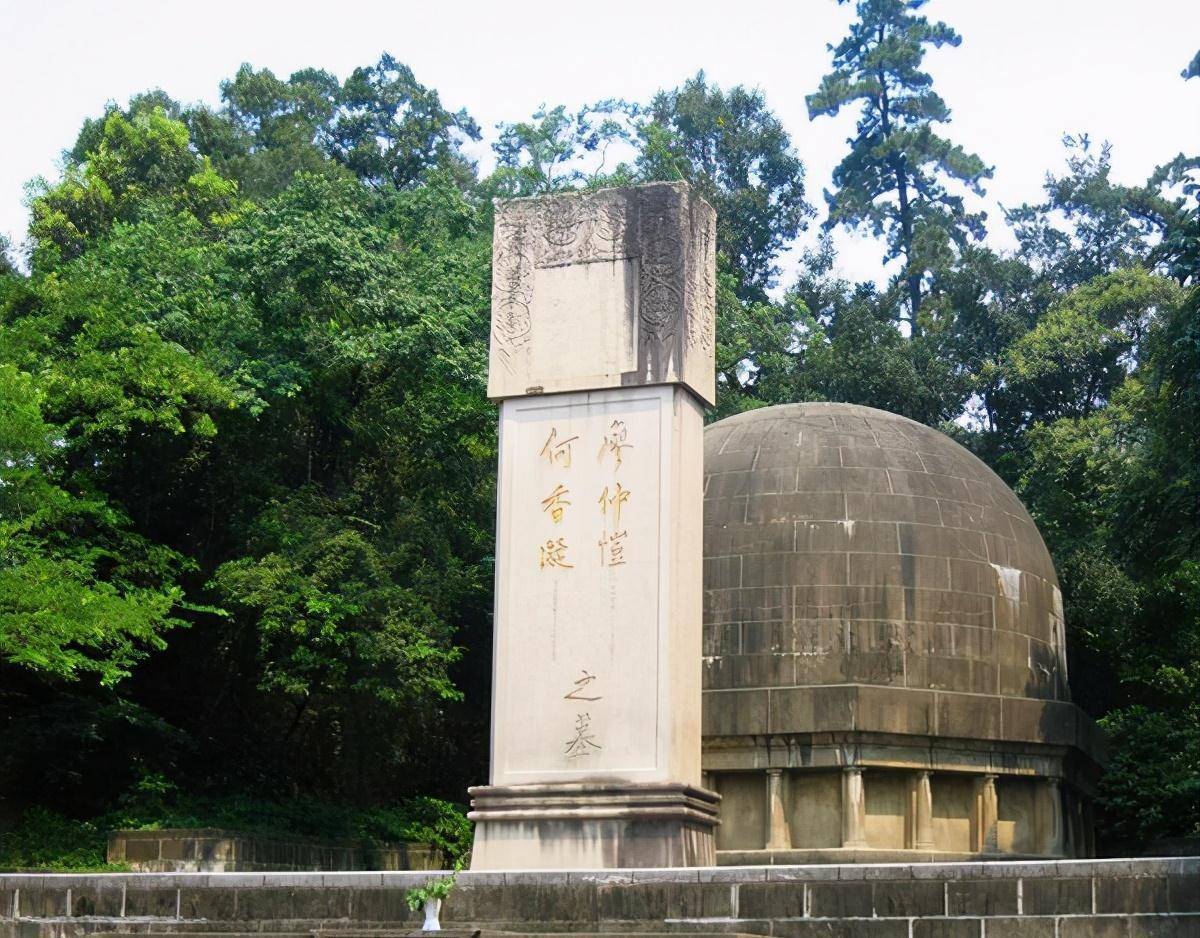 纪念堂由灵谷寺无梁殿改建,里面有镌刻着北伐,抗日阵亡将士刻碑10块