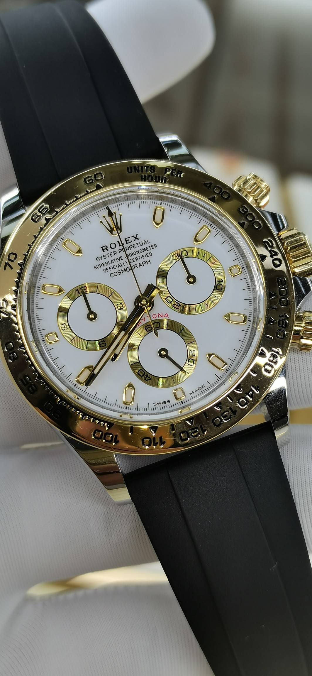 而在11月,瑞士高级珠宝腕表品牌chopard萧邦也宣布再度与中国金鸡百花