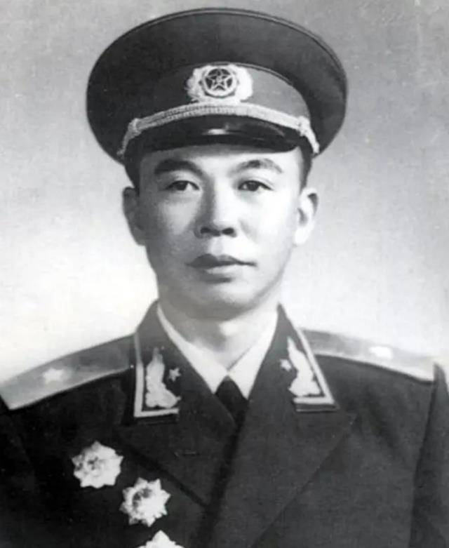 原创曾雍雅14岁参军38岁授少将49岁任西藏军区司令员享年78岁