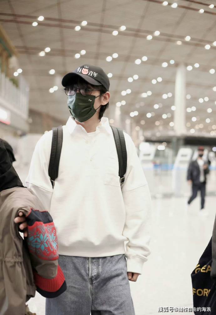 朱一龙前往瑞士机场路透参加日内瓦高级钟表展