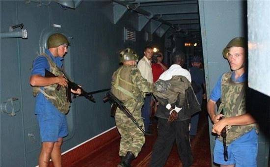 原创看海盗遇中国军人的表情再看海盗遇俄罗斯军人的表情差距真大