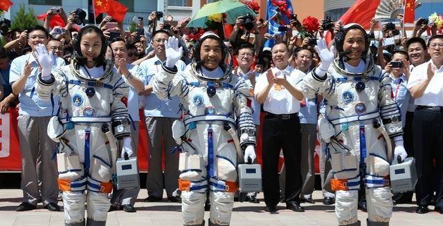 17岁上飞行学校,33岁飞入太空,王亚平比翼双飞的爱情羡煞旁人_赵鹏