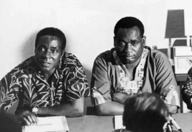 他执政40年把国家搞穷,100万亿不够买个面包_穆加贝_罗德西亚_黑人