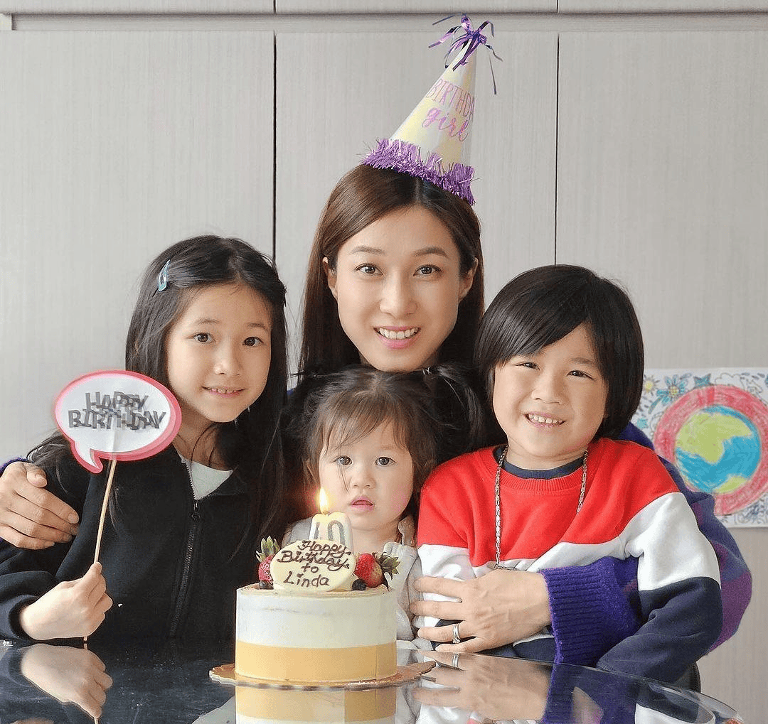 钟嘉欣40岁生日与家人开心庆生 搂抱3个子女拍开心合影_老公_度假