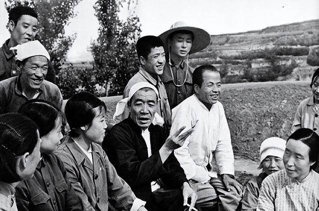 陈永贵遗孀宋玉林葬礼:郭凤莲致悼词,气氛悲痛,现场人山人海_大寨