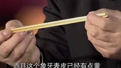 原创女孩偷拿母亲切肉刀去鉴宝专家鉴定时手抖鉴定后女孩腿软