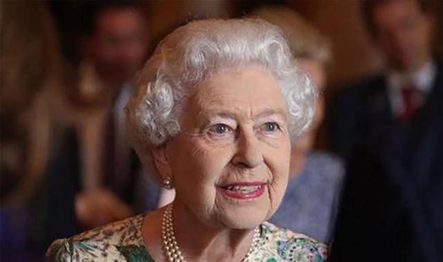 "——伊丽莎白二世或许是时代在不断发展,有关女性在社会里的地位越来