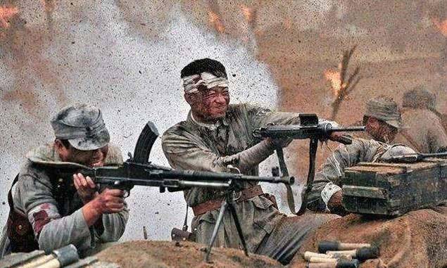 敌人趁我火力中断扔出手榴弹后又发起冲锋距离只有10多米了