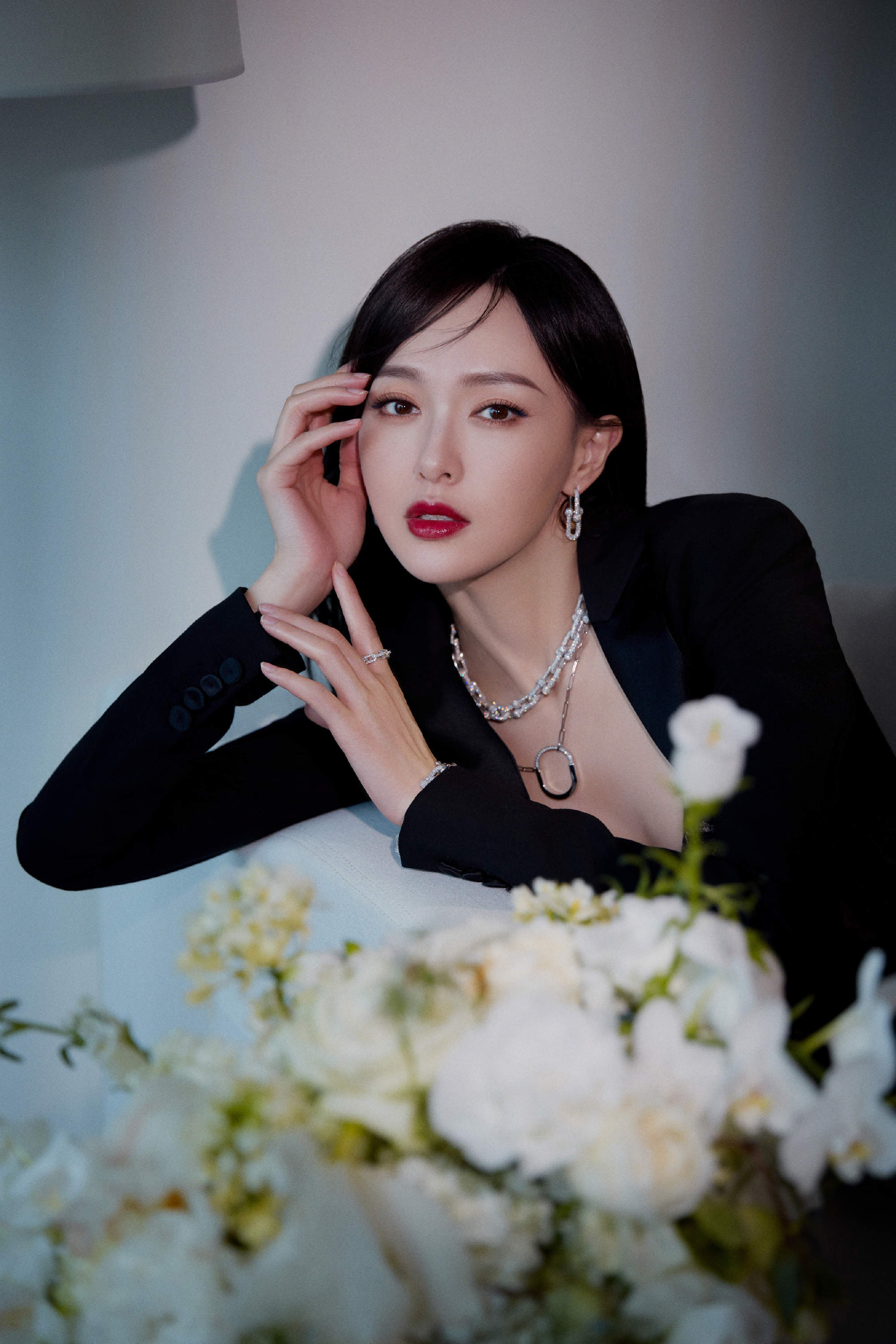 唐嫣穿黑色镂空蕾丝裙秀美腿 甜笑迷人红唇吸睛-搜狐大视野-搜狐新闻