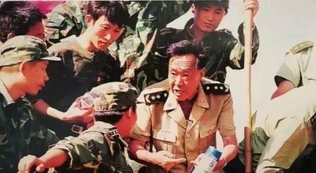这位57岁将军哭着救险,如今已经去世,儿子很是优秀_灾害_洪水_董三榕