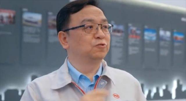 他13岁丧父15岁丧母嫂子变卖嫁妆供其读书最后逆袭成中国首富