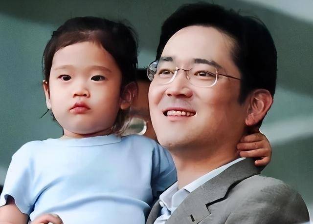 李在镕22岁独子:门门功课亮红灯,不学无术被退学,不如妹妹优秀_李智昊