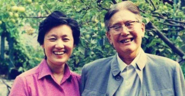 洪君彦,两任前妻才貌出众,但他还是最爱朴实无华的现任_章含之_朱一锦