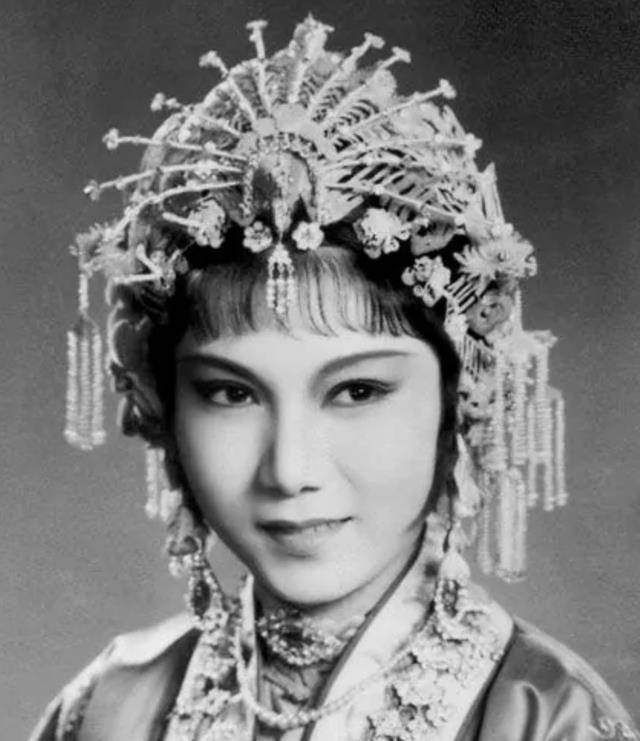 要知道,新凤霞没上过正规学校,却靠着自己的努力,硬是成了演员,作家和