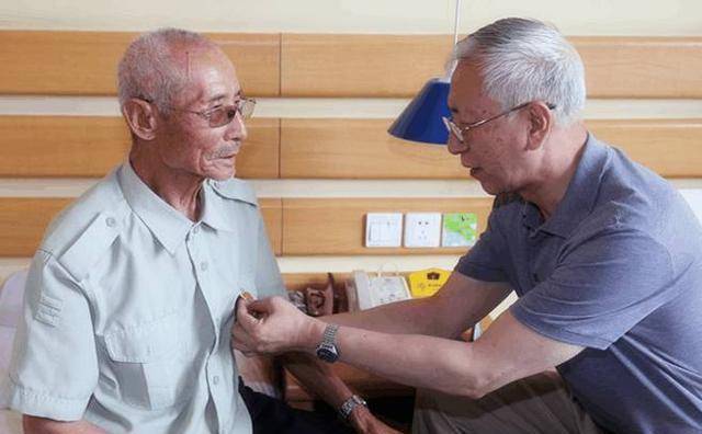 他大喊两声"向我开炮"却被俘虏,回国后隐瞒身份57年_蒋庆泉_王成_英雄