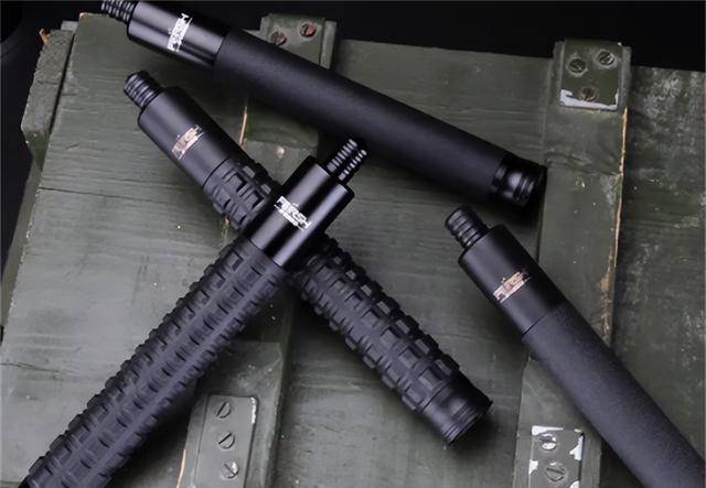 如雨点一般的拳脚,电警棍,带鞭子的三角带,一拨人分批次的上阵,不断地