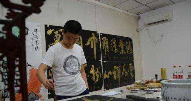原创书法神童何世龙11岁四字卖出11万如今直播为何被骂骗子