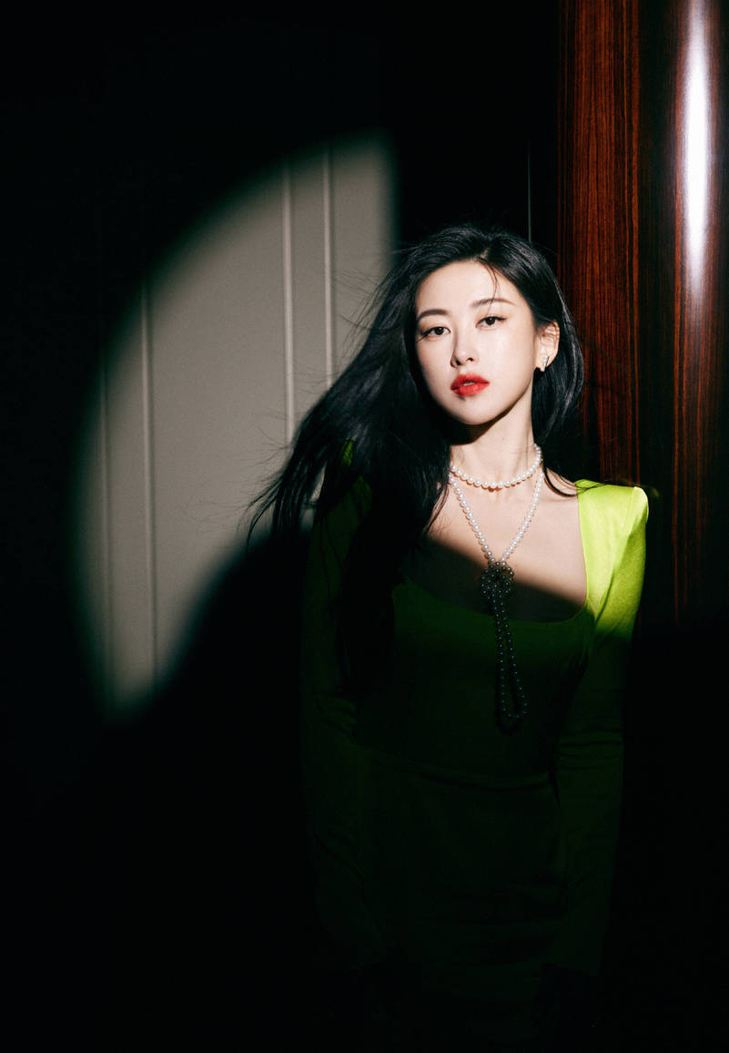 朱珠身穿荧光绿鱼尾长裙,展现高贵优雅气质_的设计_造型_裙子