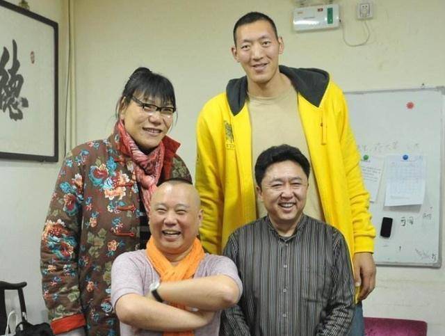 女篮传奇选手郑海霞,43岁嫁给爱情,如今婚姻疑似生变_篮球_丈夫_夫妻