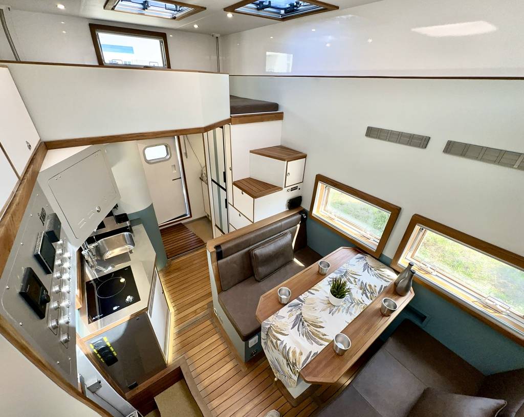 升顶飞桥 后翻转阳台德国man四驱越野房车