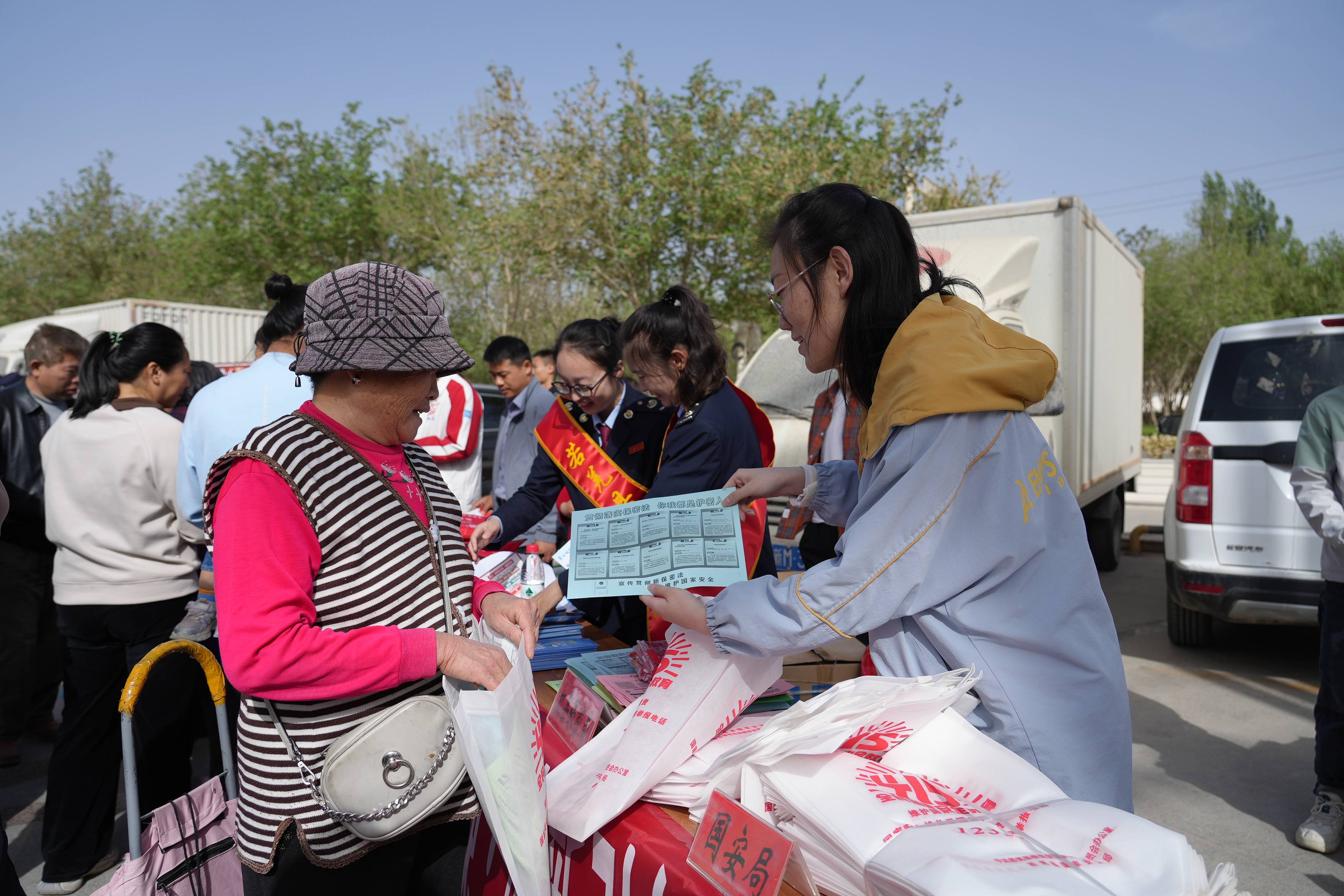 国家安全,你我共筑!若羌县开展"4·15"全民国家安全教育普法宣传活动